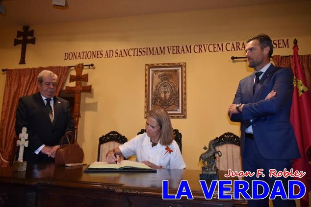 En la Torre Chacona, la Infanta Elena firmó en el libro de honor de la Cofradía y el hermano mayor, Luis Melgarejo, le hizo entrega de una réplica de la Cruz de Caravaca. Visitó las estancias del Museo de la Vera Cruz y subió hasta la Capilla de los Conjuros para ver la ciudad desde la zona más alta de la basílica. 