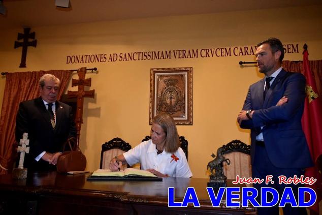 En la Torre Chacona, la Infanta Elena firmó en el libro de honor de la Cofradía y el hermano mayor, Luis Melgarejo, le hizo entrega de una réplica de la Cruz de Caravaca. Visitó las estancias del Museo de la Vera Cruz y subió hasta la Capilla de los Conjuros para ver la ciudad desde la zona más alta de la basílica. 