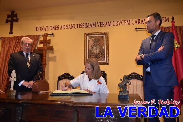 En la Torre Chacona, la Infanta Elena firmó en el libro de honor de la Cofradía y el hermano mayor, Luis Melgarejo, le hizo entrega de una réplica de la Cruz de Caravaca. Visitó las estancias del Museo de la Vera Cruz y subió hasta la Capilla de los Conjuros para ver la ciudad desde la zona más alta de la basílica. 