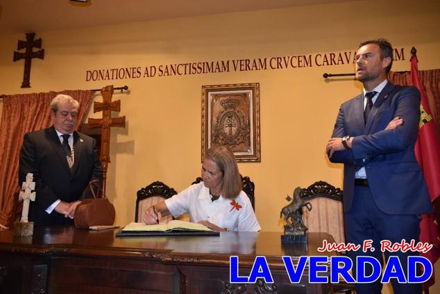 En la Torre Chacona, la Infanta Elena firmó en el libro de honor de la Cofradía y el hermano mayor, Luis Melgarejo, le hizo entrega de una réplica de la Cruz de Caravaca. Visitó las estancias del Museo de la Vera Cruz y subió hasta la Capilla de los Conjuros para ver la ciudad desde la zona más alta de la basílica. 