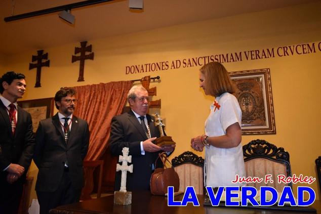 En la Torre Chacona, la Infanta Elena firmó en el libro de honor de la Cofradía y el hermano mayor, Luis Melgarejo, le hizo entrega de una réplica de la Cruz de Caravaca. Visitó las estancias del Museo de la Vera Cruz y subió hasta la Capilla de los Conjuros para ver la ciudad desde la zona más alta de la basílica. 