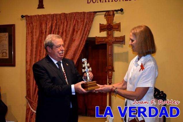En la Torre Chacona, la Infanta Elena firmó en el libro de honor de la Cofradía y el hermano mayor, Luis Melgarejo, le hizo entrega de una réplica de la Cruz de Caravaca. Visitó las estancias del Museo de la Vera Cruz y subió hasta la Capilla de los Conjuros para ver la ciudad desde la zona más alta de la basílica. 