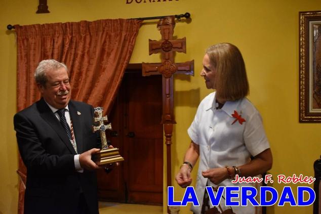 En la Torre Chacona, la Infanta Elena firmó en el libro de honor de la Cofradía y el hermano mayor, Luis Melgarejo, le hizo entrega de una réplica de la Cruz de Caravaca. Visitó las estancias del Museo de la Vera Cruz y subió hasta la Capilla de los Conjuros para ver la ciudad desde la zona más alta de la basílica. 