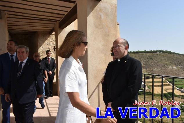 En la Torre Chacona, la Infanta Elena firmó en el libro de honor de la Cofradía y el hermano mayor, Luis Melgarejo, le hizo entrega de una réplica de la Cruz de Caravaca. Visitó las estancias del Museo de la Vera Cruz y subió hasta la Capilla de los Conjuros para ver la ciudad desde la zona más alta de la basílica. 