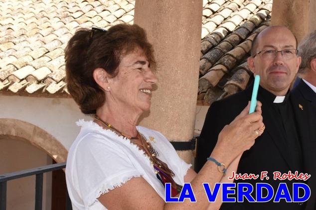 En la Torre Chacona, la Infanta Elena firmó en el libro de honor de la Cofradía y el hermano mayor, Luis Melgarejo, le hizo entrega de una réplica de la Cruz de Caravaca. Visitó las estancias del Museo de la Vera Cruz y subió hasta la Capilla de los Conjuros para ver la ciudad desde la zona más alta de la basílica. 