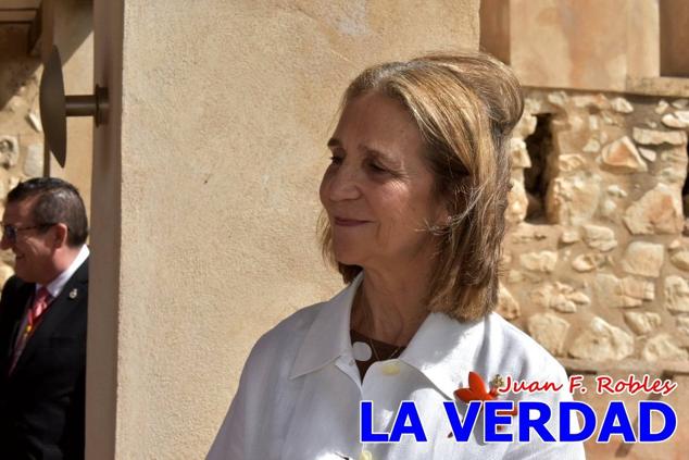 En la Torre Chacona, la Infanta Elena firmó en el libro de honor de la Cofradía y el hermano mayor, Luis Melgarejo, le hizo entrega de una réplica de la Cruz de Caravaca. Visitó las estancias del Museo de la Vera Cruz y subió hasta la Capilla de los Conjuros para ver la ciudad desde la zona más alta de la basílica. 