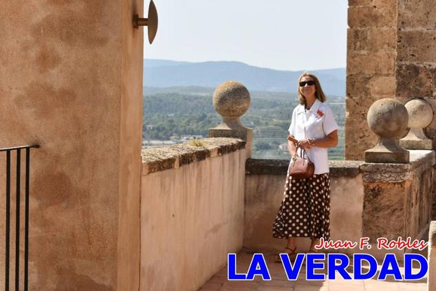 En la Torre Chacona, la Infanta Elena firmó en el libro de honor de la Cofradía y el hermano mayor, Luis Melgarejo, le hizo entrega de una réplica de la Cruz de Caravaca. Visitó las estancias del Museo de la Vera Cruz y subió hasta la Capilla de los Conjuros para ver la ciudad desde la zona más alta de la basílica. 