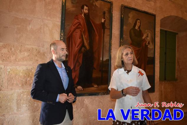 En la Torre Chacona, la Infanta Elena firmó en el libro de honor de la Cofradía y el hermano mayor, Luis Melgarejo, le hizo entrega de una réplica de la Cruz de Caravaca. Visitó las estancias del Museo de la Vera Cruz y subió hasta la Capilla de los Conjuros para ver la ciudad desde la zona más alta de la basílica. 