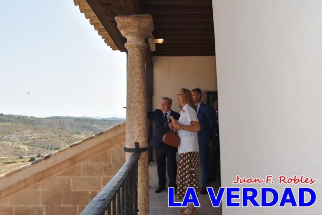 En la Torre Chacona, la Infanta Elena firmó en el libro de honor de la Cofradía y el hermano mayor, Luis Melgarejo, le hizo entrega de una réplica de la Cruz de Caravaca. Visitó las estancias del Museo de la Vera Cruz y subió hasta la Capilla de los Conjuros para ver la ciudad desde la zona más alta de la basílica. 