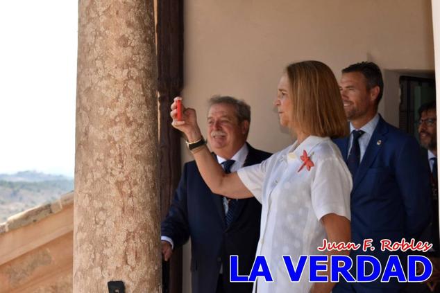 En la Torre Chacona, la Infanta Elena firmó en el libro de honor de la Cofradía y el hermano mayor, Luis Melgarejo, le hizo entrega de una réplica de la Cruz de Caravaca. Visitó las estancias del Museo de la Vera Cruz y subió hasta la Capilla de los Conjuros para ver la ciudad desde la zona más alta de la basílica. 