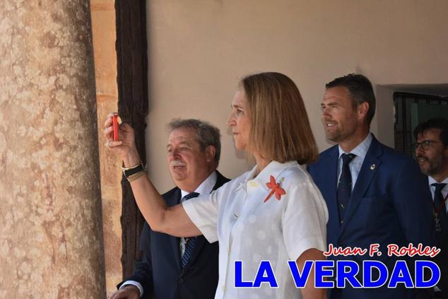 En la Torre Chacona, la Infanta Elena firmó en el libro de honor de la Cofradía y el hermano mayor, Luis Melgarejo, le hizo entrega de una réplica de la Cruz de Caravaca. Visitó las estancias del Museo de la Vera Cruz y subió hasta la Capilla de los Conjuros para ver la ciudad desde la zona más alta de la basílica. 