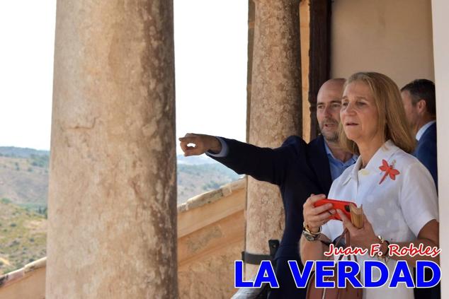 En la Torre Chacona, la Infanta Elena firmó en el libro de honor de la Cofradía y el hermano mayor, Luis Melgarejo, le hizo entrega de una réplica de la Cruz de Caravaca. Visitó las estancias del Museo de la Vera Cruz y subió hasta la Capilla de los Conjuros para ver la ciudad desde la zona más alta de la basílica. 