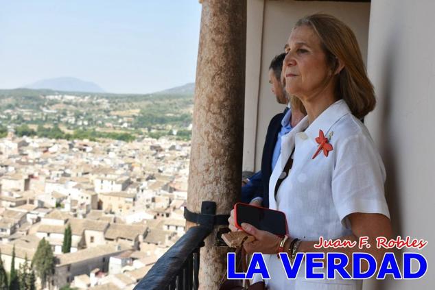 En la Torre Chacona, la Infanta Elena firmó en el libro de honor de la Cofradía y el hermano mayor, Luis Melgarejo, le hizo entrega de una réplica de la Cruz de Caravaca. Visitó las estancias del Museo de la Vera Cruz y subió hasta la Capilla de los Conjuros para ver la ciudad desde la zona más alta de la basílica. 