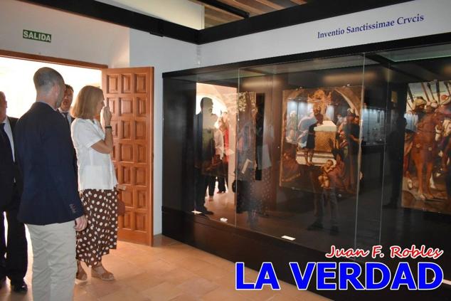 En la Torre Chacona, la Infanta Elena firmó en el libro de honor de la Cofradía y el hermano mayor, Luis Melgarejo, le hizo entrega de una réplica de la Cruz de Caravaca. Visitó las estancias del Museo de la Vera Cruz y subió hasta la Capilla de los Conjuros para ver la ciudad desde la zona más alta de la basílica. 