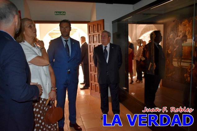 En la Torre Chacona, la Infanta Elena firmó en el libro de honor de la Cofradía y el hermano mayor, Luis Melgarejo, le hizo entrega de una réplica de la Cruz de Caravaca. Visitó las estancias del Museo de la Vera Cruz y subió hasta la Capilla de los Conjuros para ver la ciudad desde la zona más alta de la basílica. 