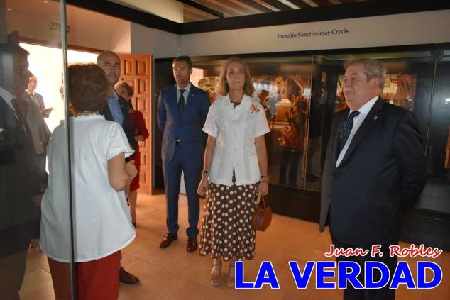 En la Torre Chacona, la Infanta Elena firmó en el libro de honor de la Cofradía y el hermano mayor, Luis Melgarejo, le hizo entrega de una réplica de la Cruz de Caravaca. Visitó las estancias del Museo de la Vera Cruz y subió hasta la Capilla de los Conjuros para ver la ciudad desde la zona más alta de la basílica. 