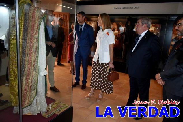 En la Torre Chacona, la Infanta Elena firmó en el libro de honor de la Cofradía y el hermano mayor, Luis Melgarejo, le hizo entrega de una réplica de la Cruz de Caravaca. Visitó las estancias del Museo de la Vera Cruz y subió hasta la Capilla de los Conjuros para ver la ciudad desde la zona más alta de la basílica. 