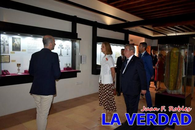 En la Torre Chacona, la Infanta Elena firmó en el libro de honor de la Cofradía y el hermano mayor, Luis Melgarejo, le hizo entrega de una réplica de la Cruz de Caravaca. Visitó las estancias del Museo de la Vera Cruz y subió hasta la Capilla de los Conjuros para ver la ciudad desde la zona más alta de la basílica. 