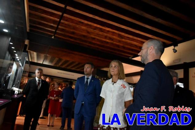 En la Torre Chacona, la Infanta Elena firmó en el libro de honor de la Cofradía y el hermano mayor, Luis Melgarejo, le hizo entrega de una réplica de la Cruz de Caravaca. Visitó las estancias del Museo de la Vera Cruz y subió hasta la Capilla de los Conjuros para ver la ciudad desde la zona más alta de la basílica. 