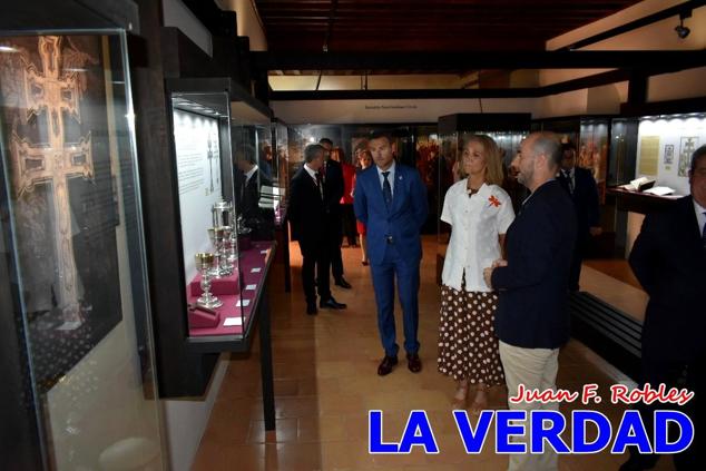 En la Torre Chacona, la Infanta Elena firmó en el libro de honor de la Cofradía y el hermano mayor, Luis Melgarejo, le hizo entrega de una réplica de la Cruz de Caravaca. Visitó las estancias del Museo de la Vera Cruz y subió hasta la Capilla de los Conjuros para ver la ciudad desde la zona más alta de la basílica. 