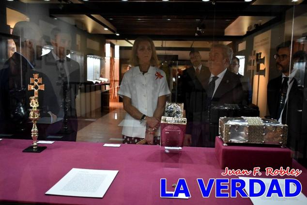 En la Torre Chacona, la Infanta Elena firmó en el libro de honor de la Cofradía y el hermano mayor, Luis Melgarejo, le hizo entrega de una réplica de la Cruz de Caravaca. Visitó las estancias del Museo de la Vera Cruz y subió hasta la Capilla de los Conjuros para ver la ciudad desde la zona más alta de la basílica. 