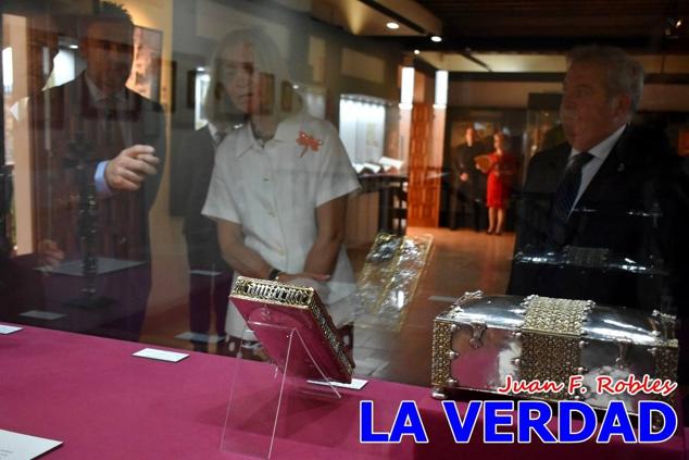 En la Torre Chacona, la Infanta Elena firmó en el libro de honor de la Cofradía y el hermano mayor, Luis Melgarejo, le hizo entrega de una réplica de la Cruz de Caravaca. Visitó las estancias del Museo de la Vera Cruz y subió hasta la Capilla de los Conjuros para ver la ciudad desde la zona más alta de la basílica. 