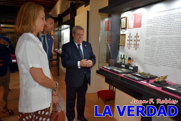 En la Torre Chacona, la Infanta Elena firmó en el libro de honor de la Cofradía y el hermano mayor, Luis Melgarejo, le hizo entrega de una réplica de la Cruz de Caravaca. Visitó las estancias del Museo de la Vera Cruz y subió hasta la Capilla de los Conjuros para ver la ciudad desde la zona más alta de la basílica. 