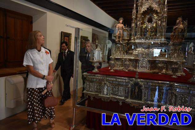 En la Torre Chacona, la Infanta Elena firmó en el libro de honor de la Cofradía y el hermano mayor, Luis Melgarejo, le hizo entrega de una réplica de la Cruz de Caravaca. Visitó las estancias del Museo de la Vera Cruz y subió hasta la Capilla de los Conjuros para ver la ciudad desde la zona más alta de la basílica. 
