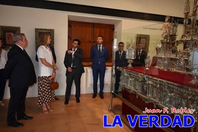 En la Torre Chacona, la Infanta Elena firmó en el libro de honor de la Cofradía y el hermano mayor, Luis Melgarejo, le hizo entrega de una réplica de la Cruz de Caravaca. Visitó las estancias del Museo de la Vera Cruz y subió hasta la Capilla de los Conjuros para ver la ciudad desde la zona más alta de la basílica. 