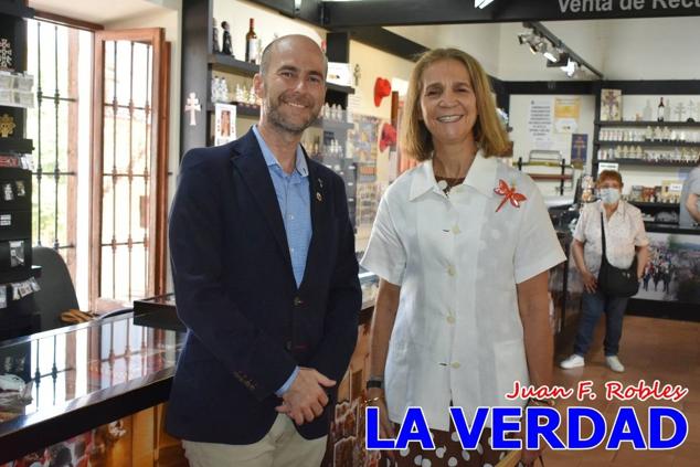 En la Torre Chacona, la Infanta Elena firmó en el libro de honor de la Cofradía y el hermano mayor, Luis Melgarejo, le hizo entrega de una réplica de la Cruz de Caravaca. Visitó las estancias del Museo de la Vera Cruz y subió hasta la Capilla de los Conjuros para ver la ciudad desde la zona más alta de la basílica. 