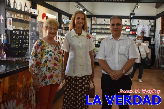 En la Torre Chacona, la Infanta Elena firmó en el libro de honor de la Cofradía y el hermano mayor, Luis Melgarejo, le hizo entrega de una réplica de la Cruz de Caravaca. Visitó las estancias del Museo de la Vera Cruz y subió hasta la Capilla de los Conjuros para ver la ciudad desde la zona más alta de la basílica. 