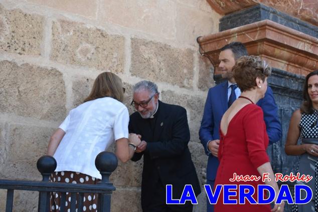 En la Torre Chacona, la Infanta Elena firmó en el libro de honor de la Cofradía y el hermano mayor, Luis Melgarejo, le hizo entrega de una réplica de la Cruz de Caravaca. Visitó las estancias del Museo de la Vera Cruz y subió hasta la Capilla de los Conjuros para ver la ciudad desde la zona más alta de la basílica. 