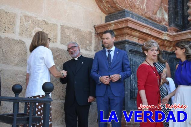 En la Torre Chacona, la Infanta Elena firmó en el libro de honor de la Cofradía y el hermano mayor, Luis Melgarejo, le hizo entrega de una réplica de la Cruz de Caravaca. Visitó las estancias del Museo de la Vera Cruz y subió hasta la Capilla de los Conjuros para ver la ciudad desde la zona más alta de la basílica. 