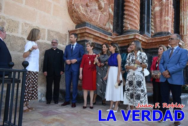 En la Torre Chacona, la Infanta Elena firmó en el libro de honor de la Cofradía y el hermano mayor, Luis Melgarejo, le hizo entrega de una réplica de la Cruz de Caravaca. Visitó las estancias del Museo de la Vera Cruz y subió hasta la Capilla de los Conjuros para ver la ciudad desde la zona más alta de la basílica. 