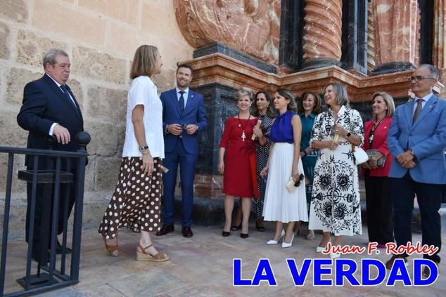 En la Torre Chacona, la Infanta Elena firmó en el libro de honor de la Cofradía y el hermano mayor, Luis Melgarejo, le hizo entrega de una réplica de la Cruz de Caravaca. Visitó las estancias del Museo de la Vera Cruz y subió hasta la Capilla de los Conjuros para ver la ciudad desde la zona más alta de la basílica. 