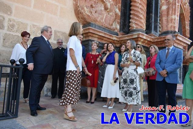 En la Torre Chacona, la Infanta Elena firmó en el libro de honor de la Cofradía y el hermano mayor, Luis Melgarejo, le hizo entrega de una réplica de la Cruz de Caravaca. Visitó las estancias del Museo de la Vera Cruz y subió hasta la Capilla de los Conjuros para ver la ciudad desde la zona más alta de la basílica. 