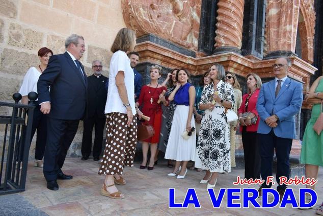 En la Torre Chacona, la Infanta Elena firmó en el libro de honor de la Cofradía y el hermano mayor, Luis Melgarejo, le hizo entrega de una réplica de la Cruz de Caravaca. Visitó las estancias del Museo de la Vera Cruz y subió hasta la Capilla de los Conjuros para ver la ciudad desde la zona más alta de la basílica. 