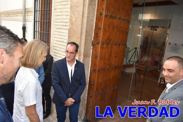 El programa de la visita de la Infanta Elena concluyó con un recorrido por la Casa-Museo de los Caballos del Vino; un momento que había despertado gran expectación entre los caballistas ya que doña Elena ostenta el título de Amazona Honoraria del Bando de los Caballos del Vino desde 1990, fecha en la que aceptó el nombramiento. 