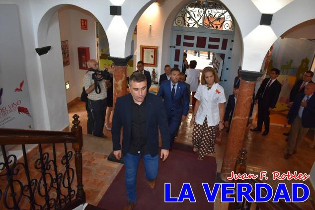 El programa de la visita de la Infanta Elena concluyó con un recorrido por la Casa-Museo de los Caballos del Vino; un momento que había despertado gran expectación entre los caballistas ya que doña Elena ostenta el título de Amazona Honoraria del Bando de los Caballos del Vino desde 1990, fecha en la que aceptó el nombramiento. 