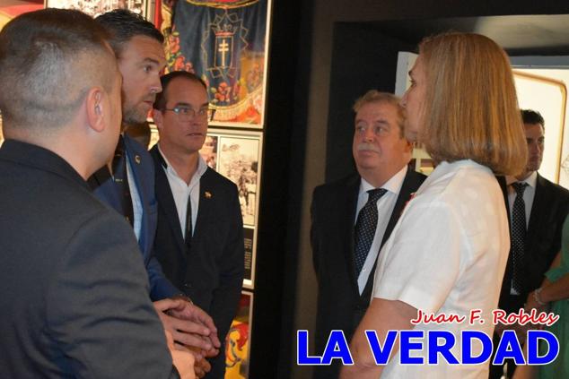 El programa de la visita de la Infanta Elena concluyó con un recorrido por la Casa-Museo de los Caballos del Vino; un momento que había despertado gran expectación entre los caballistas ya que doña Elena ostenta el título de Amazona Honoraria del Bando de los Caballos del Vino desde 1990, fecha en la que aceptó el nombramiento. 