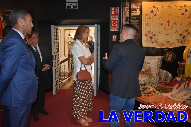 El programa de la visita de la Infanta Elena concluyó con un recorrido por la Casa-Museo de los Caballos del Vino; un momento que había despertado gran expectación entre los caballistas ya que doña Elena ostenta el título de Amazona Honoraria del Bando de los Caballos del Vino desde 1990, fecha en la que aceptó el nombramiento. 