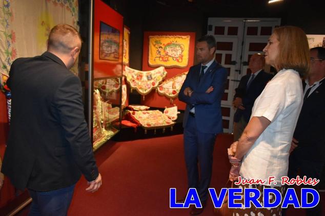 El programa de la visita de la Infanta Elena concluyó con un recorrido por la Casa-Museo de los Caballos del Vino; un momento que había despertado gran expectación entre los caballistas ya que doña Elena ostenta el título de Amazona Honoraria del Bando de los Caballos del Vino desde 1990, fecha en la que aceptó el nombramiento. 