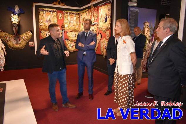 El programa de la visita de la Infanta Elena concluyó con un recorrido por la Casa-Museo de los Caballos del Vino; un momento que había despertado gran expectación entre los caballistas ya que doña Elena ostenta el título de Amazona Honoraria del Bando de los Caballos del Vino desde 1990, fecha en la que aceptó el nombramiento. 