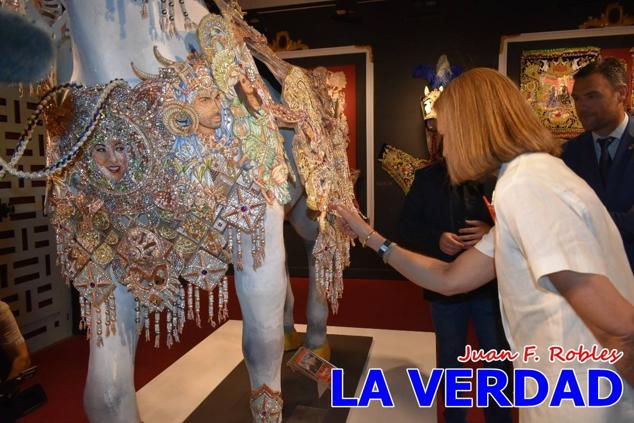 El programa de la visita de la Infanta Elena concluyó con un recorrido por la Casa-Museo de los Caballos del Vino; un momento que había despertado gran expectación entre los caballistas ya que doña Elena ostenta el título de Amazona Honoraria del Bando de los Caballos del Vino desde 1990, fecha en la que aceptó el nombramiento. 