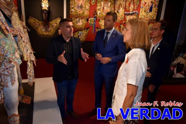 El programa de la visita de la Infanta Elena concluyó con un recorrido por la Casa-Museo de los Caballos del Vino; un momento que había despertado gran expectación entre los caballistas ya que doña Elena ostenta el título de Amazona Honoraria del Bando de los Caballos del Vino desde 1990, fecha en la que aceptó el nombramiento. 