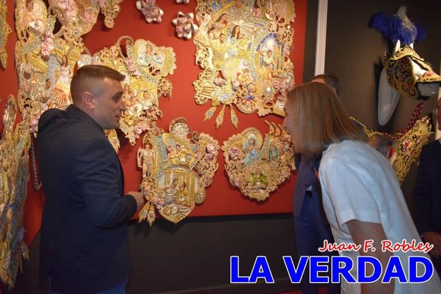 El programa de la visita de la Infanta Elena concluyó con un recorrido por la Casa-Museo de los Caballos del Vino; un momento que había despertado gran expectación entre los caballistas ya que doña Elena ostenta el título de Amazona Honoraria del Bando de los Caballos del Vino desde 1990, fecha en la que aceptó el nombramiento. 