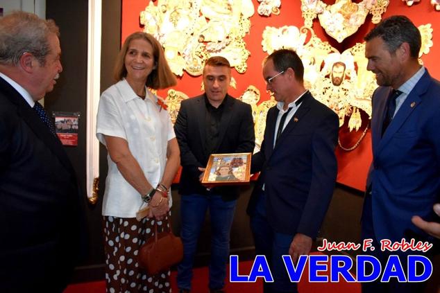 El programa de la visita de la Infanta Elena concluyó con un recorrido por la Casa-Museo de los Caballos del Vino; un momento que había despertado gran expectación entre los caballistas ya que doña Elena ostenta el título de Amazona Honoraria del Bando de los Caballos del Vino desde 1990, fecha en la que aceptó el nombramiento. 