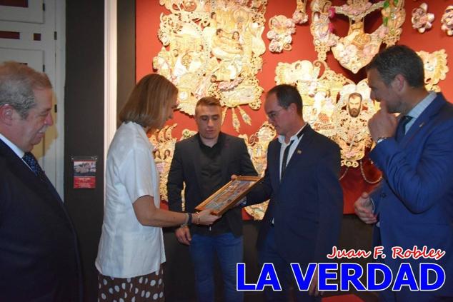 El programa de la visita de la Infanta Elena concluyó con un recorrido por la Casa-Museo de los Caballos del Vino; un momento que había despertado gran expectación entre los caballistas ya que doña Elena ostenta el título de Amazona Honoraria del Bando de los Caballos del Vino desde 1990, fecha en la que aceptó el nombramiento. 
