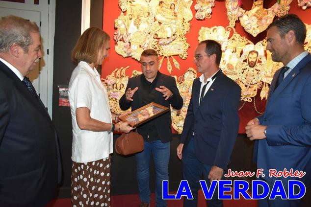 El programa de la visita de la Infanta Elena concluyó con un recorrido por la Casa-Museo de los Caballos del Vino; un momento que había despertado gran expectación entre los caballistas ya que doña Elena ostenta el título de Amazona Honoraria del Bando de los Caballos del Vino desde 1990, fecha en la que aceptó el nombramiento. 