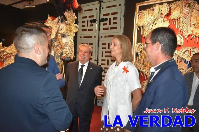El programa de la visita de la Infanta Elena concluyó con un recorrido por la Casa-Museo de los Caballos del Vino; un momento que había despertado gran expectación entre los caballistas ya que doña Elena ostenta el título de Amazona Honoraria del Bando de los Caballos del Vino desde 1990, fecha en la que aceptó el nombramiento. 